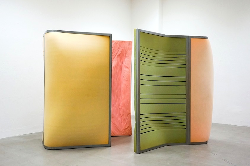 Claudia Piepenbrock: Kabinenbogen, rangierend und sittsam, 2017, installation view Kunsthaus Essen
3 booths, foam, steel, each: 200 x 105 x 285 cm
Claudia Piepenbrock: Kabinenbogen, rangierend und sittsam, 2017, installation view Kunsthaus Essen
3 booths, foam, steel, each: 200 x 105 x 285 cm